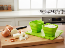 Lade das Bild in den Galerie-Viewer, Cook's Essentials Schüsseln und Schneidebrett – faltbar, aus Silikon, platzsparend