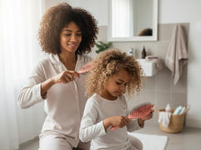Lade das Bild in den Galerie-Viewer, Haarbürste ohne Ziepen - Bürste für Damen, Kinder und Herren - Entwirrbürste auch für Locken &amp; Lange Haare - Nachhaltige Bürste Haarbürsten - Peach
